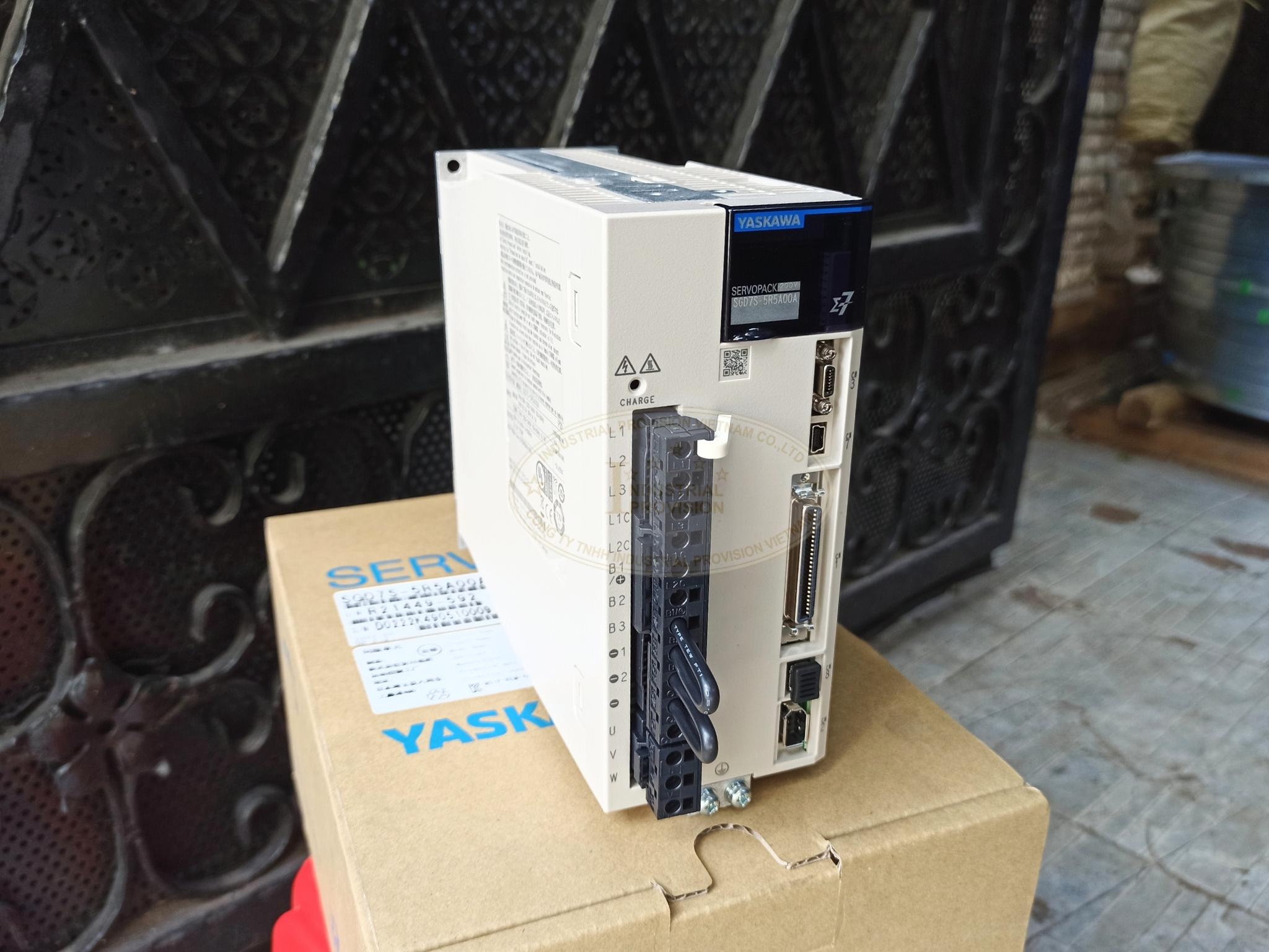 Servo Drive Yaskawa SGD7S-R90A00A 100W 220V